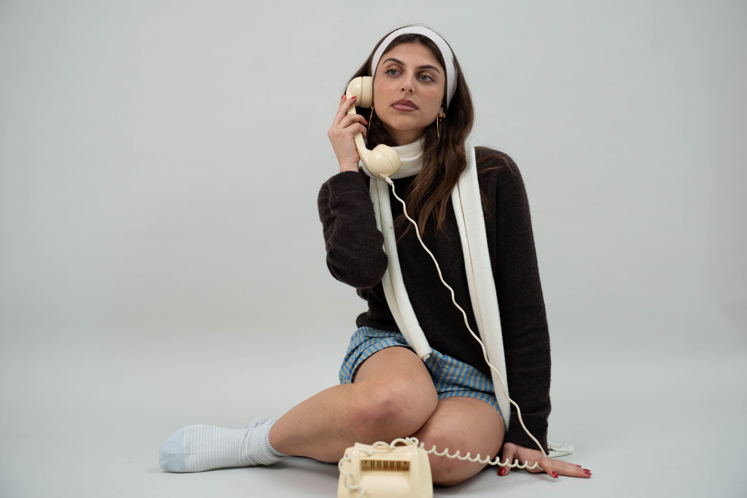 Editorial shot of the pink headband by Costa Knit Atelier, highlighting contemporary Mediterranean heritage and artisanal local production.